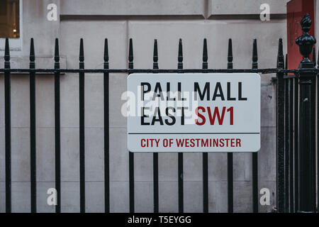 London, Großbritannien - 13 April, 2019: Straße Zeichen auf einem Zaun in Pall Mall Östlich, Stadt von Westminster, eine Stadt, die viel von den zentralen Bereich von L belegt Stockfoto