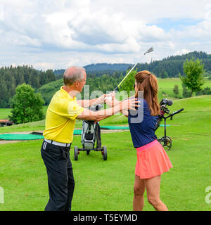 Golf Spieler üben mit Golf pro auf der Drivingrange Stockfoto