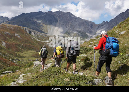 Pralognan-la-Vanoise (Frankreich): Gruppe der Wanderer im Nationalpark Vanoise. Gruppe von vier Männer mit Rucksäcken, Walking und Wandern Stockfoto