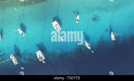 Segelboot auf einem Strand, Tropic Strand und das blaue Meer Stockfoto