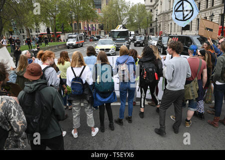 Eine kleine Gruppe von Aussterben Rebellion Demonstranten in Parliament Square, Westminster, London. Stockfoto