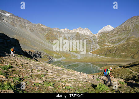 Pralognan-la-Vanoise (Frankreich): Gruppe der Wanderer im Nationalpark Vanoise. Gruppe von zwei Männer mit Rucksäcken, Walking und Wandern g Stockfoto