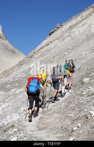 Pralognan-la-Vanoise (Frankreich): Gruppe von fünf Wanderer zu Fuß in Richtung "Col du Souffre "Pass im Nationalpark Vanoise. Gruppe von Fiv Stockfoto