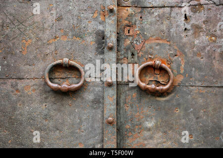 Alte vintage Metall Tür mit ring Griffe und Schlüssellöchern Stockfoto