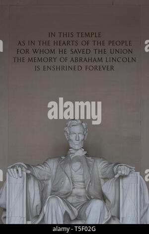 Die Worte "In diesem Tempel, wie in den Herzen der Menschen, für die er die Union die Erinnerung an Abraham Lincoln auf ewig festgehalten" über die Skulptur einer sitzenden Abraham Lincoln im Lincoln Memorial in Washington. 1922 gewidmet, die amerikanische National Monument ist eine große Touristenattraktion und seit den 1930er Jahren eine symbolische Zentrum auf Race Relations fokussiert. Viele berühmte Reden haben hier durchgeführt wurden, einschließlich Pfr. Martin Luther King Jr.'s "Ich habe einen Traum." Stockfoto