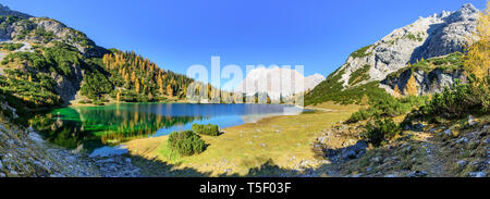 Die traumhaft gelegene Seebensee in Tiroler Alpen Mit der westlichen Wand der Zugspitze in falltime Stockfoto