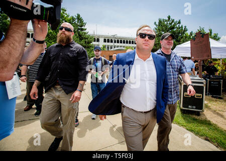 Radio Schlagschotte, Verschwörungstheoretiker und Gründer von Infowars, Alex Jones, an einem pro Waffe Rallye zu Beginn der Republican National Convention in Cleveland. Stockfoto