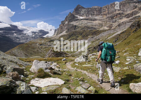 Val-d'Isère (Frankreich): Wanderer bis zu Fuß den Weg zur Arpont Zuflucht im Nationalpark Vanoise. Männer mit Rucksäcken, Wandern po Stockfoto