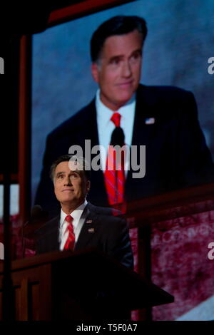 Präsidentschaftskandidat Mitt Romney (R-Ut) hält seine Dankesrede nach der Nominierung als republikanischer Kandidat für uns Präsident bei der Republican National Convention in Tampa. Stockfoto