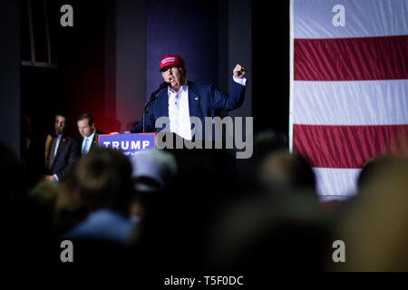 Präsidentschaftskandidaten Donald Trump (R-NY) hält eine Abschlusskundgebung in South Florida Boca vor der Primärfarben. Stockfoto