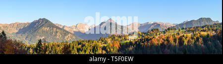 Warme Farben an einem sonnigen Nachmittag in falltime in den Allgäuer Alpen Stockfoto