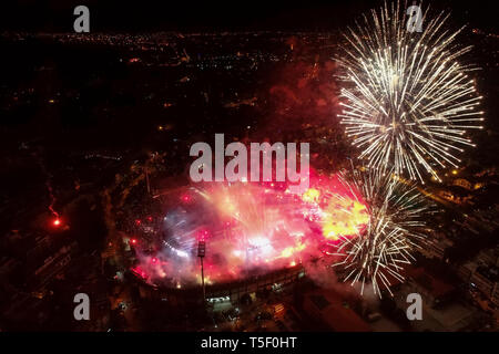 Thessaloniki, Griechenland, 21. April 2019: Antenne schießen Der Toumba-quellen Stadion mit Feuerwerk voller Fans von Paok während der Feier für das Gewinnen des Gre Stockfoto