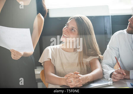 Geschäftsfrau, die Präsentation im Büro Stockfoto