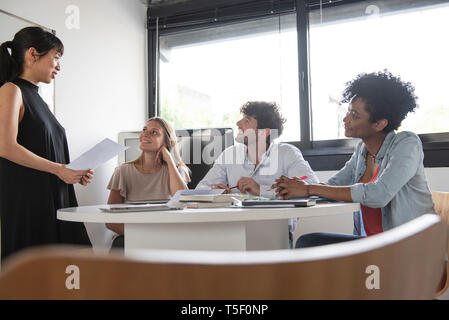 Business Leute, die im Büro Stockfoto