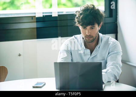 Geschäftsmann mit laptop Stockfoto