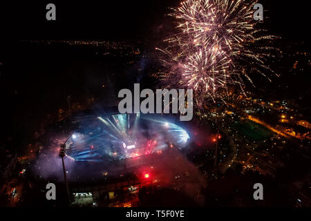 Thessaloniki, Griechenland, 21. April 2019: Antenne schießen Der Toumba-quellen Stadion mit Feuerwerk voller Fans von Paok während der Feier für das Gewinnen des Gre Stockfoto