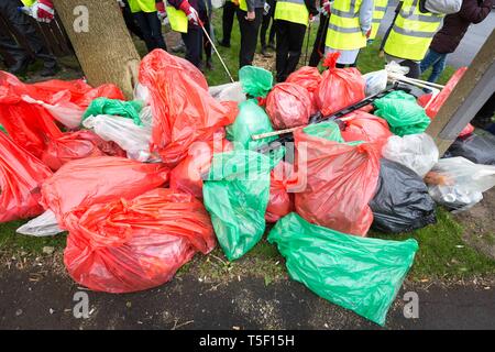 Bild von CHRIS STIER FÜR PLÄTZE FÜR MENSCHEN 16/4/19 Plätze für Leute, die sich an der Großen Britischen Frühjahrsputz in Clayton, Bach, Chorley. Weitere info von Ibrahim Arshid PR & Communications Executive Orte für Menschen 4 Die Pavillons, Preston, PR2 2YB T: 01772 897531 E: Ibrahim.Arshid@placesforpeople.co.uk www.chrisbullphotographer.com Stockfoto