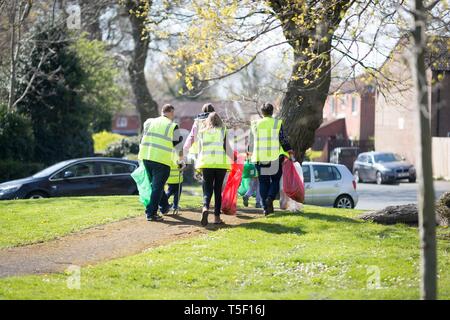 Bild von CHRIS STIER FÜR PLÄTZE FÜR MENSCHEN 11/4/19 Plätze für Leute, die sich an der Großen Britischen Frühjahrsputz in Ingol, Preston. Weitere info von Ibrahim Arshid PR & Communications Executive Orte für Menschen 4 Die Pavillons, Preston, PR2 2YB T: 01772 897531 E: Ibrahim.Arshid@placesforpeople.co.uk www.chrisbullphotographer.com Stockfoto