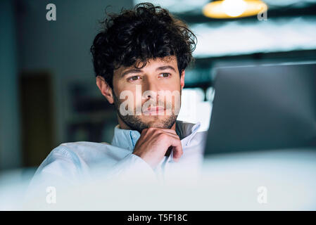 Geschäftsmann mit laptop Stockfoto