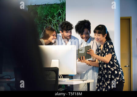 Geschäft Leute arbeiten an digitalen Tablette im Büro Stockfoto