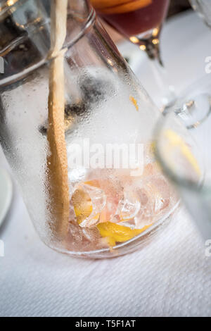 Eine leere Kanne der Spanischen drink Sangria - Eis und Zitrone mit Rührer in einem Glas Kanne gesehen. Stockfoto