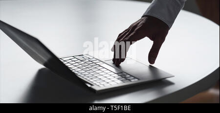 Geschäftsmann mit laptop Stockfoto
