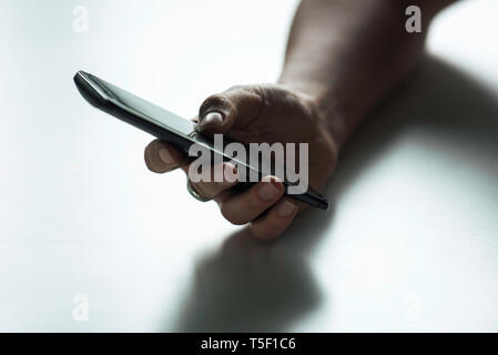 Geschäftsfrau Holding smartphone Stockfoto