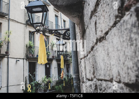 Girona, Katalonien, Spanien. 16. April 2019. Blick auf gepflasterten Straßen und gotische Architektur und Leuchten in Girona in Katalonien in Spanien. Stockfoto