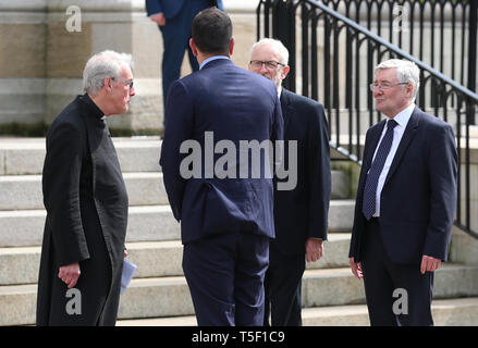 Taoiseach Leo Varadkar (Zweite links), der Führer der Jeremy Corbyn (Zweiter von rechts) und Schatten Staatssekretär für Nordirland, Tom Lloyd (rechts) kommen für die Trauerfeier der ermordeten Journalistin Lyra McKee in St. Anne's Cathedral in Belfast. Stockfoto