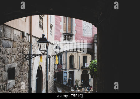 Girona, Katalonien, Spanien. 16. April 2019. Blick auf gepflasterten Straßen und gotische Architektur und Leuchten in Girona in Katalonien in Spanien. Stockfoto