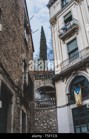 Girona, Katalonien, Spanien. 16. April 2019. Blick auf gepflasterten Straßen und gotische Architektur und Leuchten in Girona in Katalonien in Spanien. Stockfoto