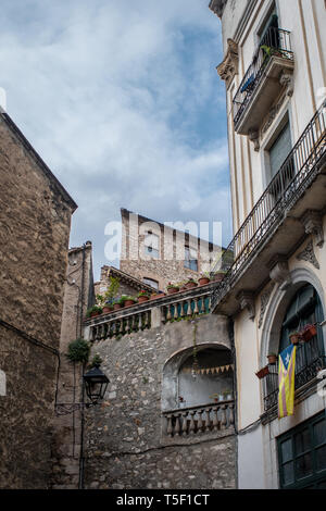 Girona, Katalonien, Spanien. 16. April 2019. Blick auf gepflasterten Straßen und gotische Architektur und Leuchten in Girona in Katalonien in Spanien. Stockfoto