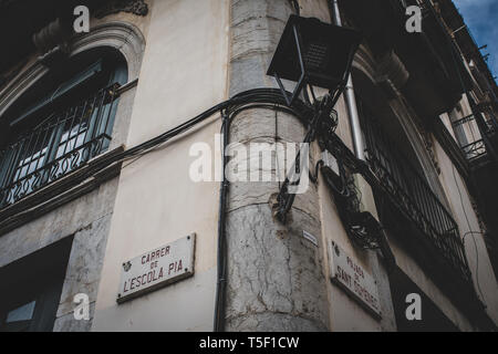 Girona, Katalonien, Spanien. 16. April 2019. Blick auf gepflasterten Straßen und gotische Architektur und Leuchten in Girona in Katalonien in Spanien. Stockfoto