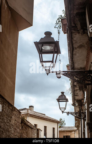 Girona, Katalonien, Spanien. 16. April 2019. Blick auf gepflasterten Straßen und gotische Architektur und Leuchten in Girona in Katalonien in Spanien. Stockfoto