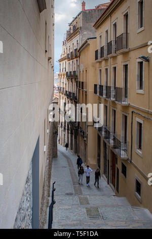 Girona, Katalonien, Spanien. 16. April 2019. Blick auf gepflasterten Straßen und gotische Architektur und Leuchten in Girona in Katalonien in Spanien. Stockfoto