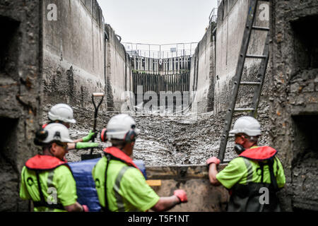 Ingenieure von der Canal and River Vertrauen ein Leck Reparatur auf der Basis eines tiefen 200 Jahre alte, denkmalgeschützte Schloss in Gloucester, wo die Tidal River Severn Gloucester Docks in der Stadt trifft und eine speziell hergestellte Stahl Dam ist jetzt zurück halten den Fluss von Wasser, mit mehr als 100 Tonnen des angesammelten Schlick aus dem Bereich der Beschädigung des Schlosses entfernt wird, so dass das Team Reparaturen durchführen kann. Stockfoto