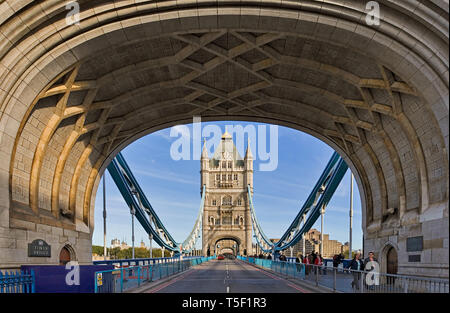 Tower Bridge, London - Blick auf die North Tower durch den Bogen der Südturm. Stockfoto