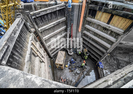 Ingenieure von der Canal and River Vertrauen ein Leck Reparatur auf der Basis eines tiefen 200 Jahre alte, denkmalgeschützte Schloss in Gloucester, wo die Tidal River Severn Gloucester Docks in der Stadt trifft und eine speziell hergestellte Stahl Dam ist jetzt zurück halten den Fluss von Wasser, mit mehr als 100 Tonnen des angesammelten Schlick aus dem Bereich der Beschädigung des Schlosses entfernt wird, so dass das Team Reparaturen durchführen kann. Stockfoto