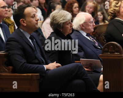 Taoiseach Leo Varadkar, Premierminister Theresa May, Präsident Michael D Higgins und Lord-Lieutenant Frau Isabelle Jay-O'Boyle vor der Trauerfeier für ermordeten Journalisten Lyra McKee in St. Anne's Cathedral in Belfast. Stockfoto