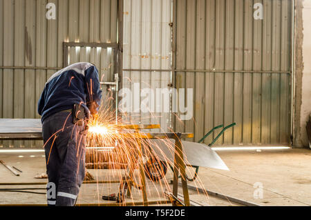 Schwerindustrie Arbeiter Schneiden von Metall mit der Fräse im Werk. Stockfoto