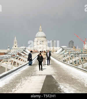 Millennium Bridge mit St Pauls im Hintergrund, London UK Stockfoto