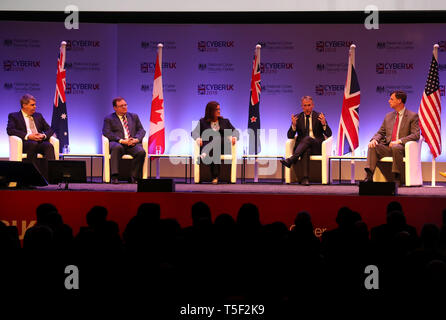 Von links, Scott McLeod (Australian Cyber Security Center), Scott Jones (Canadian Cyber Security Center), Jan Thornborough (New Zealand National Cyber Security Center), Ciaran Martin (UK National Cyber Security Center) und Rob Joyce (US Homeland Security Advisor) während fünf Augen Session: Internationale Podiumsdiskussion Cyber Probleme während CYBERUK am schottischen Veranstaltung Campus in Glasgow statt. Stockfoto