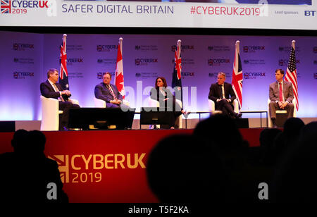 Von links, Scott McLeod (Australian Cyber Security Center), Scott Jones (Canadian Cyber Security Center), Jan Thornborough (New Zealand National Cyber Security Center), Ciaran Martin (UK National Cyber Security Center) und Rob Joyce (US Homeland Security Advisor) während fünf Augen Session: Internationale Podiumsdiskussion Cyber Probleme während CYBERUK am schottischen Veranstaltung Campus in Glasgow statt. Stockfoto