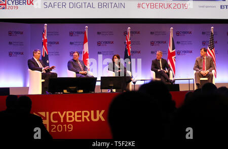 Von links, Scott McLeod (Australian Cyber Security Center), Scott Jones (Canadian Cyber Security Center), Jan Thornborough (New Zealand National Cyber Security Center), Ciaran Martin (UK National Cyber Security Center) und Rob Joyce (US Homeland Security Advisor) während fünf Augen Session: Internationale Podiumsdiskussion Cyber Probleme während CYBERUK am schottischen Veranstaltung Campus in Glasgow statt. Stockfoto