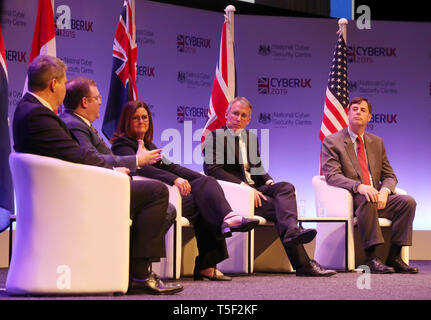 Von links, Scott McLeod (Australian Cyber Security Center), Scott Jones (Canadian Cyber Security Center), Jan Thornborough (New Zealand National Cyber Security Center), Ciaran Martin (UK National Cyber Security Center) und Rob Joyce (US Homeland Security Advisor) während fünf Augen Session: Internationale Podiumsdiskussion Cyber Probleme während CYBERUK am schottischen Veranstaltung Campus in Glasgow statt. Stockfoto