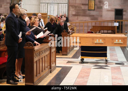 Taoiseach Leo Varadkar, Premierminister Theresa May, Präsident Michael D Higgins und Lord Lieutenant von Belfast Frau Isabelle Jay-O'Boyle während der Trauerfeier für ermordeten Journalisten Lyra McKee in St. Anne's Cathedral in Belfast. Stockfoto