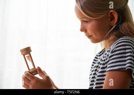 Mädchen mit Sanduhr Stockfoto