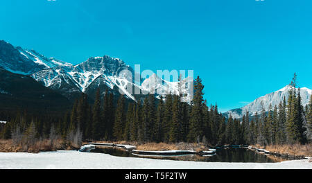 Weiten Panoramablick auf die Landschaft der schneebedeckten Berggipfel und das Bow River Tal in Alberta Ausläufer der kanadischen Rocky Mountains in der Nähe von Banff National Park Stockfoto