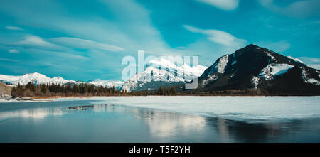 Panorama des Mount Rundle Berggipfel mit blauem Himmel reflektiert in Vermilion Seen im Banff Nationalpark, Alberta, Kanada Stockfoto