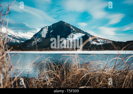 Schönen Sonnenaufgang über Vermillion Lake, Banff National Park, Alberta, Kanada. Vermilion Lakes sind eine Reihe von Seen entfernt, unmittelbar westlich von Banff Stockfoto